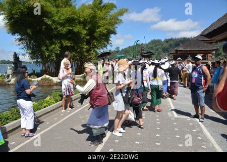 Un groupe de personnes priant au temple de Pura Ulun Danu Batur lors de la cérémonie religieuse annuelle à Ulun Danu Batur, Bedugul, Indonésie. Banque D'Images