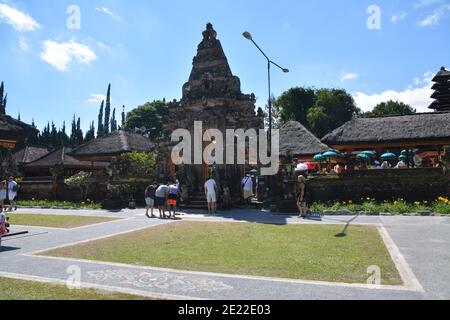 Un groupe de personnes priant au temple de Pura Ulun Danu Batur lors de la cérémonie religieuse annuelle à Ulun Danu Batur, Bedugul, Indonésie. Banque D'Images