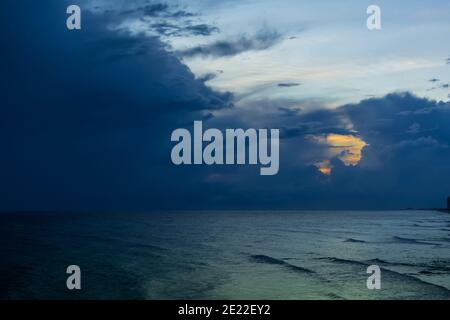 Des nuages de tempête se rassemblent au-dessus du golfe du Mexique au large de la Floride panhandle que l'ouragan Zeta approche comme le soleil essaie de à travers Banque D'Images