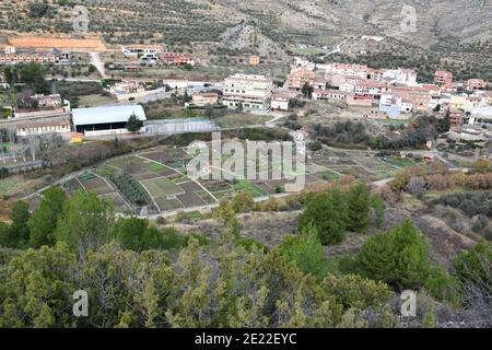 Vue sur les vergers du village d'Arnedillo. Vergers traditionnels à côté des sources d'eau chaude. Banque D'Images