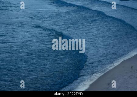 Vagues se lavant doucement sur la plage de sable au crépuscule Sur le golfe du Mexique Banque D'Images