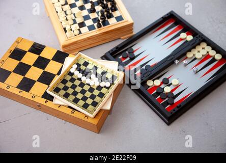 Jeux de société sur la table. Échecs, backgammon, dames. Les planches sont disposées pour le jeu. Jouez, amusez-vous à la maison. Loisirs, loisirs Banque D'Images