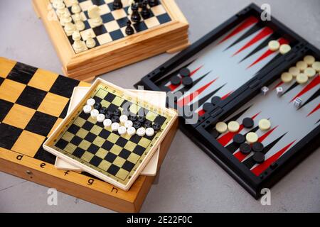 Jeux de société sur la table. Échecs, backgammon, dames. Les planches sont disposées pour le jeu. Jouez, amusez-vous à la maison. Loisirs, loisirs Banque D'Images