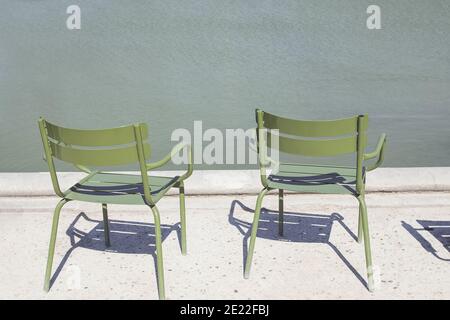 Deux chaises vides en métal vert dans le jardin des Tuileries Banque D'Images