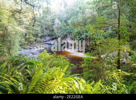 Moria Gate Arch, Karamea, Nouvelle-Zélande. Paysages naturels inhabituels. Banque D'Images