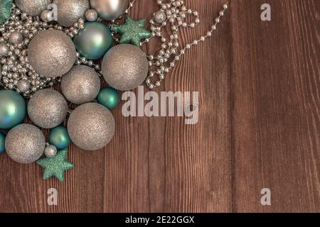 Arrière-plan des chèques-cadeaux de fête. Composition des fêtes de Noël sur fond de bois brun avec espace de copie pour votre texte.boules brillantes argentées. Festif Banque D'Images