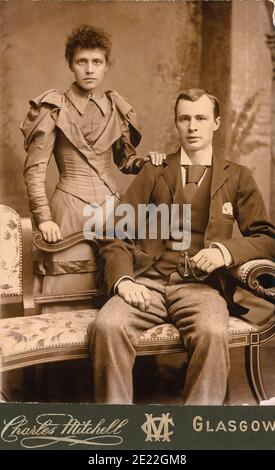 Portrait victorien légèrement surprenant d'un jeune couple inconnu datant du milieu des années 1890. Pour les yeux modernes, la femme semble être sortie d'un film zombie. Prise par Charles Mitchell (mort en 1934) de Glasgow. Banque D'Images