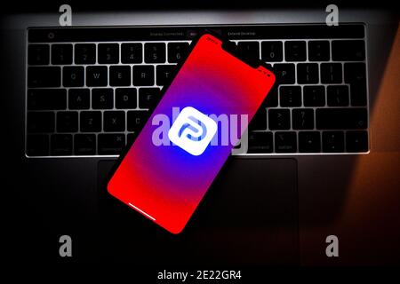 Le logo Parler est visible sur un iPhone d'Apple dans cette illustration photo à Varsovie, Pologne, le 11 janvier 2021. L'application Parler, développée en tant que plate-forme de médias sociaux alternative pour les conservateurs, a été extraite de l'App Store d'Apple et de la boutique Google Play. Les partisans de Donald Trump, dont beaucoup ont pris d'assaut le Capitole mercredi, communiquent via l'application. L'application a été retirée des magasins pour avoir contenu un grand nombre de messages qui encouragent et incitent à la violence. Amazon Web Services (AWS) a également annoncé qu'il n'héberge plus la plate-forme sur ses services cloud. (Photo de Jaap Arr Banque D'Images