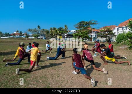 Galle, Sri lanka, Asie : l'équipe de cricket s'entraîne à l'extérieur sur une pelouse urbaine Banque D'Images
