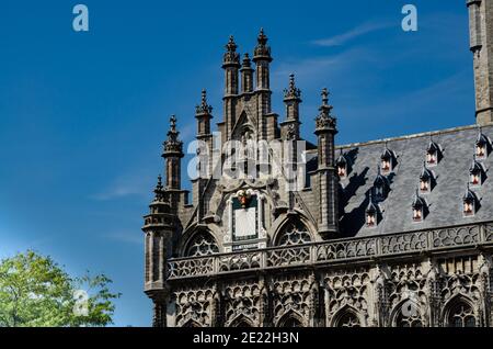 Middelburg, pays-Bas, août 2019. Détails de la magnifique mairie de style gothique, belle journée d'été. Banque D'Images