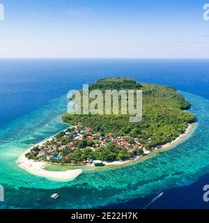 Himokilan Island, Leyte Island, Philippines. Île tropicale avec un village et une plage blanche. Eaux turquoise et récifs coralliens autour de l'île. Somme Banque D'Images