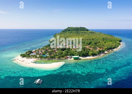 Himokilan Island, Leyte Island, Philippines. Île tropicale avec un village et une plage blanche. Eaux turquoise et récifs coralliens autour de l'île. Somme Banque D'Images