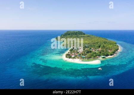 Himokilan Island, Leyte Island, Philippines. Île tropicale avec un village et une plage blanche. Eaux turquoise et récifs coralliens autour de l'île. Banque D'Images
