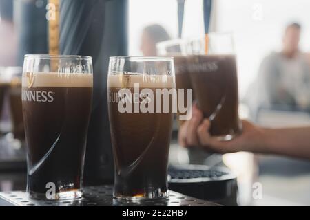 Dublin, Irlande - septembre 12 2016 : des pintes de Guinness fraîchement versées, la célèbre poupe sèche irlandaise au Guinness Storehouse de Dublin, Irlande. Banque D'Images