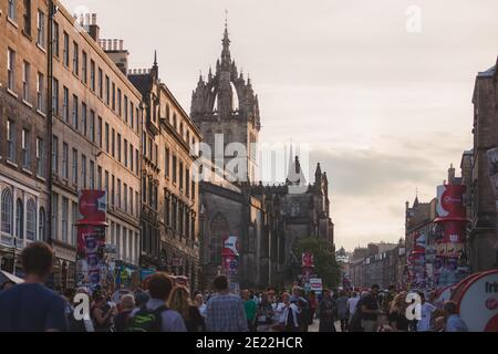 Une soirée d'été animée avec des foules de touristes le long du Royal Mile pendant le Festival Fringe d'Édimbourg. Banque D'Images