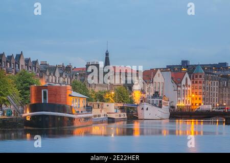 Une soirée panoramique sur la rive de Leith, un quartier portuaire au nord d'Édimbourg, en Écosse. Banque D'Images