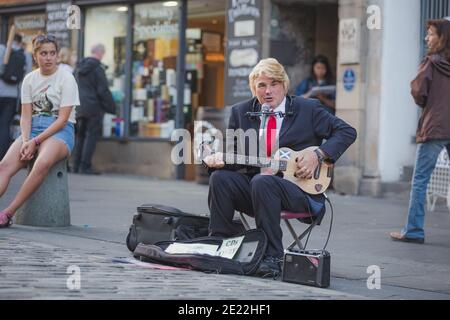 Édimbourg, Écosse - 16 2016 août : un busseur de rue imitant le président américain Donald Trump se produit le long du Royal Mile pendant le festival d'Édimbourg Banque D'Images