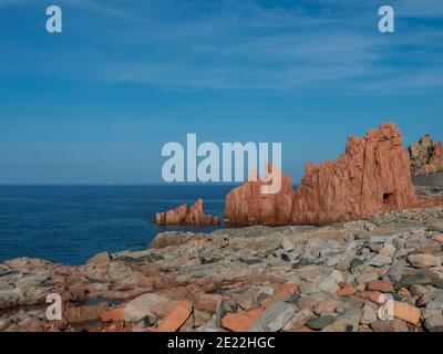 Vue sur les rochers rouges appelés Rocce Rosse sur la côte méditerranéenne de la mer dans le port d'Arbatax, penisula de Tortoli, Ogliastra, Sardaigne, Italie. Jour ensoleillé d'été Banque D'Images