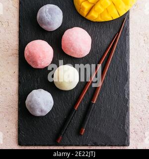 Crème glacée japonaise Mochi dans la pâte de riz. Dessert japonais traditionnel Banque D'Images