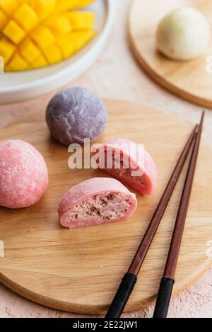 Crème glacée japonaise Mochi dans la pâte de riz. Dessert japonais traditionnel Banque D'Images