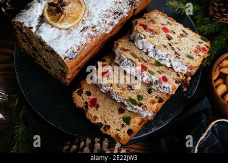 Noël stollen sur fond de bois. Dessert traditionnel de Noël. Stollen pour Noël Banque D'Images