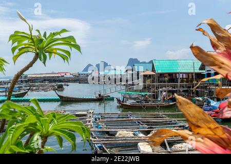 Village de pêcheurs flottant de Koh Panyee dans la baie nationale de Phang Nga parc avec des constructions de filets de pêche dans l'eau et toits colorés Banque D'Images