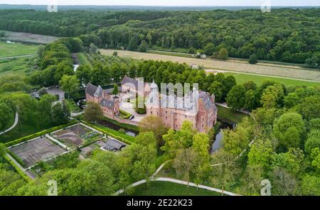 Vue aérienne sur le château médiéval de Doorwerth, entouré d'une lande et de bois, le long du Rhin, près d'Arnhem, Gelderland, pays-Bas Banque D'Images