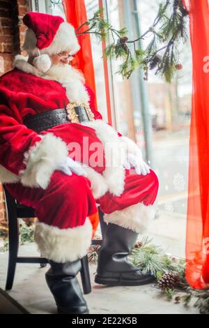 Le Père Noël s'est endormi dans la fenêtre Banque D'Images
