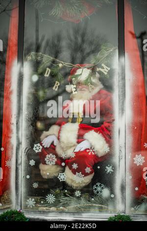 Père Noël dans un affichage de fenêtre Banque D'Images