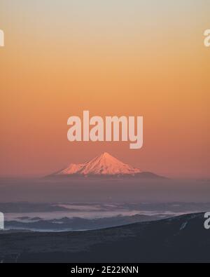 Mont Taranaki qui s'élève dans la brume au lever du soleil, Parc national de Tongariro, Nouvelle-Zélande Banque D'Images