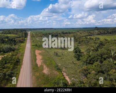 Vue aérienne par drone de la route BR 319 dans le paysage de la forêt amazonienne, à la frontière de l'État d'Amazonas et de Rondônia, Brésil. Concept d'écologie. Banque D'Images