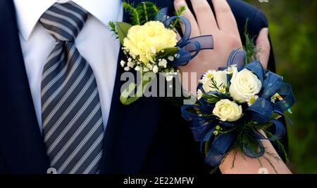 Mains de date Prom nuit fleurs fleur en relief habillé porter main sur l'épaule Banque D'Images