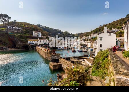 Vue sur le port de Polperro depuis le sentier de la côte sud-ouest, Cornwall, Angleterre Banque D'Images