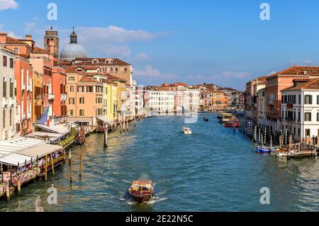 Grand Canal - UNE vue de jour ensoleillée d'une large partie du Grand Canal, près de la gare Santa Lucia, comme vu du pont Scalzi. Venise, Italie. Banque D'Images