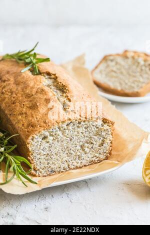 Gâteau au citron et aux graines de pavot. Gâteau maison parfumé aux graines de pavot et au citron caillé Banque D'Images