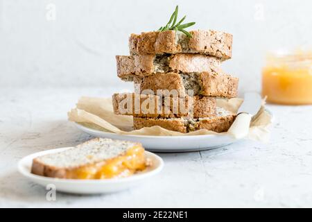 Gâteau au citron et aux graines de pavot. Gâteau maison parfumé aux graines de pavot et au citron caillé Banque D'Images
