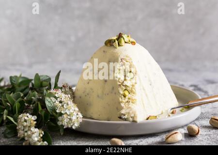 Paskha et kulich avec pistaches. Traditionnel russe orthodoxe Quark de Pâques dessert caillé. La nourriture de Pâques. Gâteau traditionnel au fromage cottage Banque D'Images