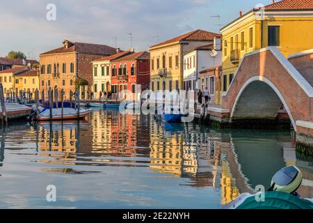 Sunset Canal - vue au coucher du soleil sur le pont Ponte San Martino et la rue Fondamenta Sebastiano Santi, le long de la Canale San Donato, sur Murano, Italie. Banque D'Images