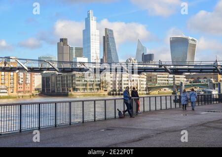 Millennium Bridge et City of London Skyline, vue sur la journée avec les gens. Banque D'Images