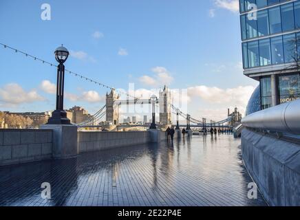 Tower Bridge et Queen's Walk Promenade, Londres, vue de jour, décembre 2020. Banque D'Images