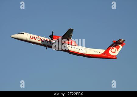 Allemand LGW Bombardier Dash 8 Q400 à Air Berlin livrée avec enregistrement D-ABQI juste aéroporté à l'aéroport de Dusseldorf. Banque D'Images