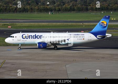 Allemand Condor Berlin Airbus A320-200 avec enregistrement D-AICD sur le taxi à l'aéroport de Dusseldorf. Banque D'Images