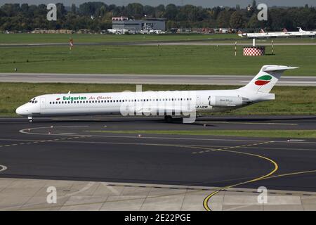Charte aérienne bulgare McDonnell Douglas MD-82 avec enregistrement LZ-LDW sur la voie de circulation à l'aéroport de Dusseldorf. Banque D'Images