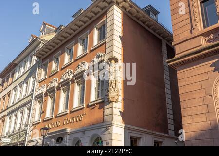 Heidelberg, Allemagne - 1 août 2020 : relief en marbre de saint dans la lumière du soleil de l'après-midi Banque D'Images