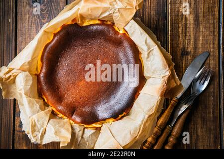 Vue de dessus de délicieux cheesecake basque brûlé sur table rustique Banque D'Images