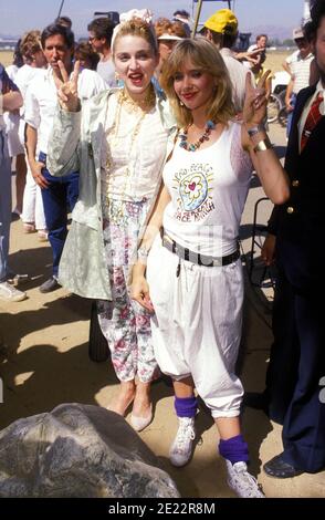 Madonna et Rosanna Arquette lors d'un rassemblement Pro-Peace à Van Nuys, Los Angeles, Californie, 5 octobre 1985 crédit: Ralph Dominguez/MediaPunch Banque D'Images