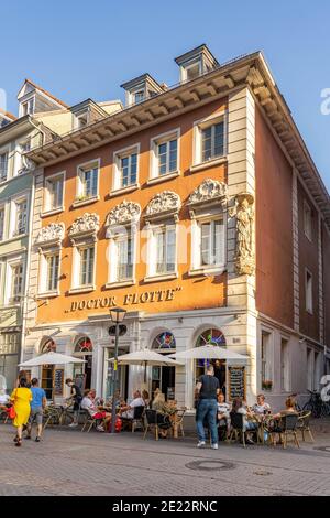 Heidelberg, Allemagne - 1 août 2020 : les touristes se détendent au café de la rue principale locale Banque D'Images