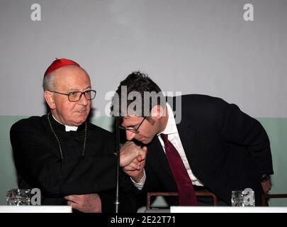 Photo répertoire, Italie. 11 janvier 2021. MONSIGNOR ATTILIO NICORA PRÉSIDENT ADMINISTRATION PATRIMOINE APOSTOLIQUE VOIR AVEC GIANLUCA VOLONTE DE L'UDC LE CINQUIÈME JOUR DE LA FONDATION ACRI SUR LE DÉVELOPPEMENT DE LA SUBSIDIARITÉ ET LA SOCIÉTÉ DES ORGANISMES INTERMÉDIAIRES (ROME - 2005-05-04, Antonia Cesareo) ps la photo peut être utilisée dans le contexte dans lequel elle a été prise, Et sans l'intention diffamatoire du décorum du peuple représenté usage éditorial seulement crédit: Agence de photo indépendante/Alamy Live News Banque D'Images