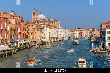 Grand Canal - UNE vue panoramique sur le Grand Canal animé et coloré à proximité de la gare Santa Lucia de Venise, Venise, Italie. Banque D'Images