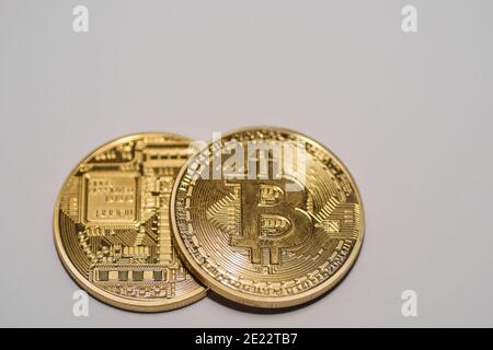 deux bitcoins avec vue latérale avant et arrière sur gris arrière-plan Banque D'Images